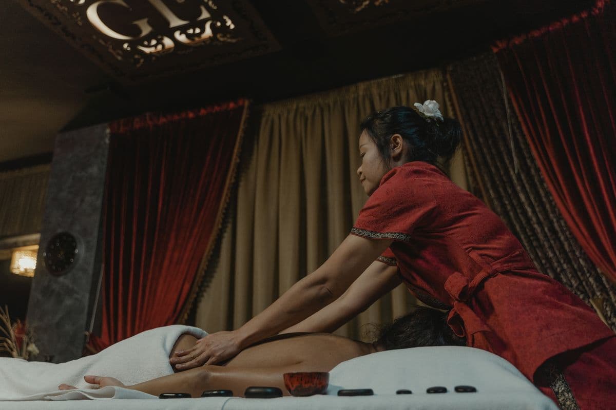 Lobby Serenity Spa dengan pencahayaan hangat dan interior alami