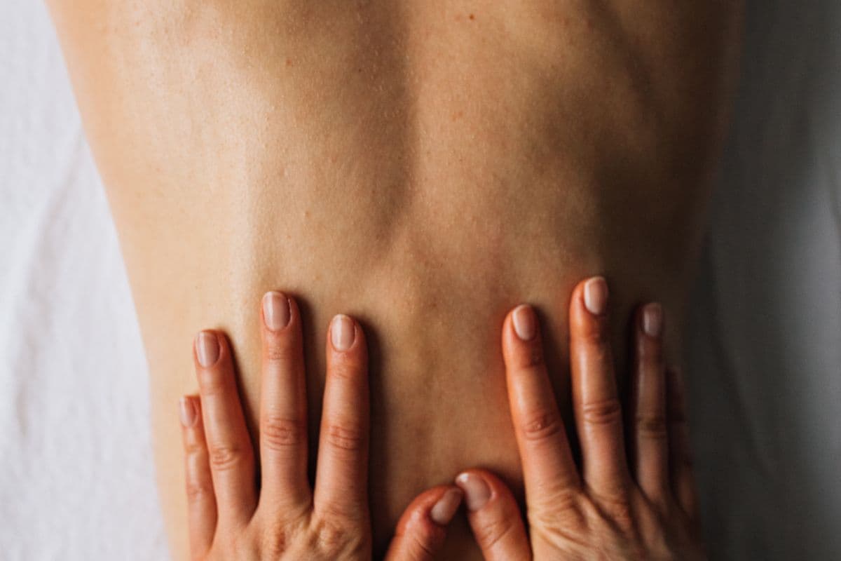 Terapis melakukan full body massage dengan minyak esensial