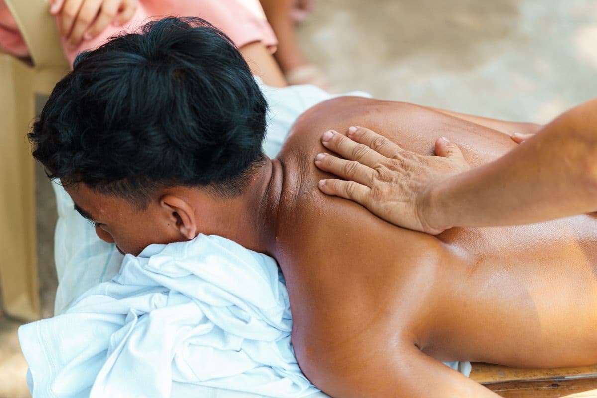 Sesi reflexology kaki yang dilakukan terapis bersertifikat
