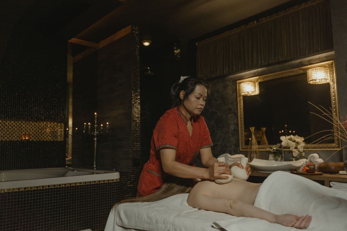 Ruang treatment privat dengan tempat tidur nyaman dan aromaterapi