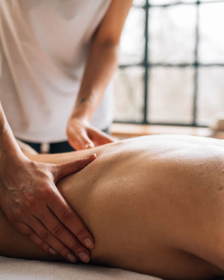 Sesi full body massage di ruangan spa yang bersih dan nyaman