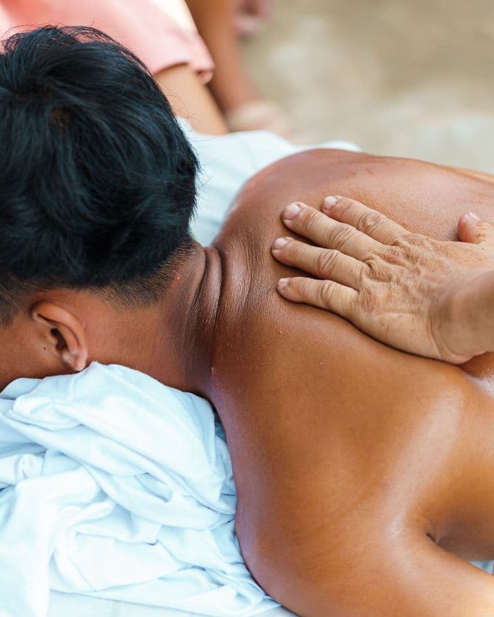 Terapis melakukan terapi reflexology kaki dengan suasana spa yang tenang